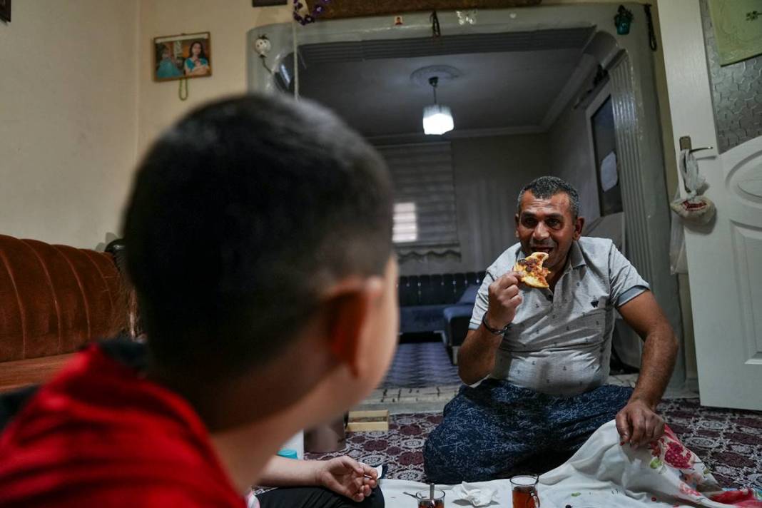Çocuklarına hem baba, hem anne oldu: Duygulandıran videonun ardından dram çıktı! Evde yemek yapan baba beğeni topladı 13